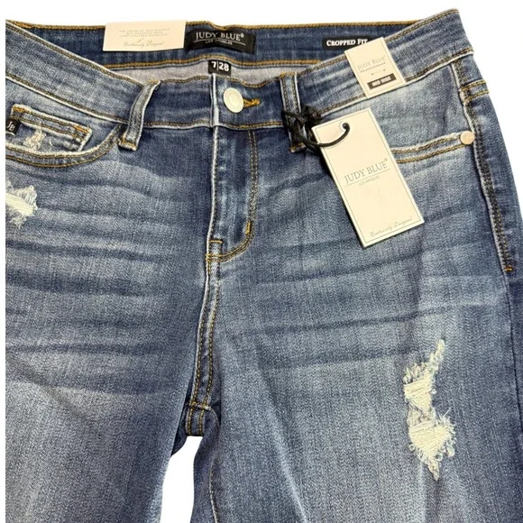 Judy Blue Mid Rise Distressed Cropped Skinny Jeans Size 28 NWT - Picture 2 of 7